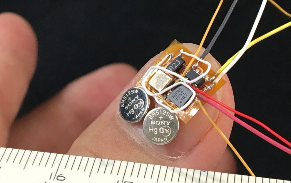 爪表面に貼り付けられる生体計測装置（ウェアラブルデバイス）の開発の画像